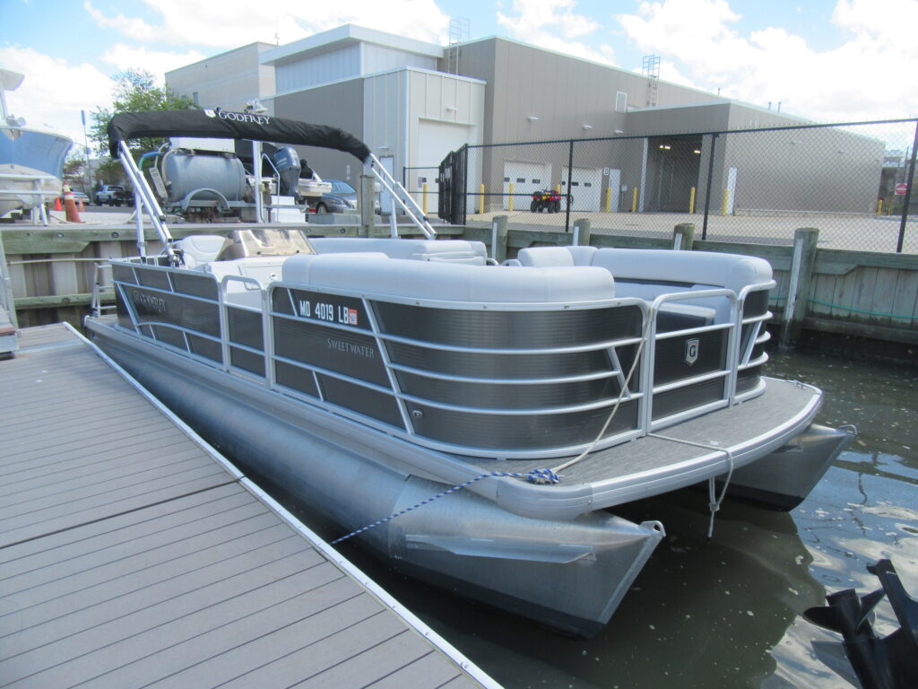 115 HP Pontoon Boat Advanced Marina